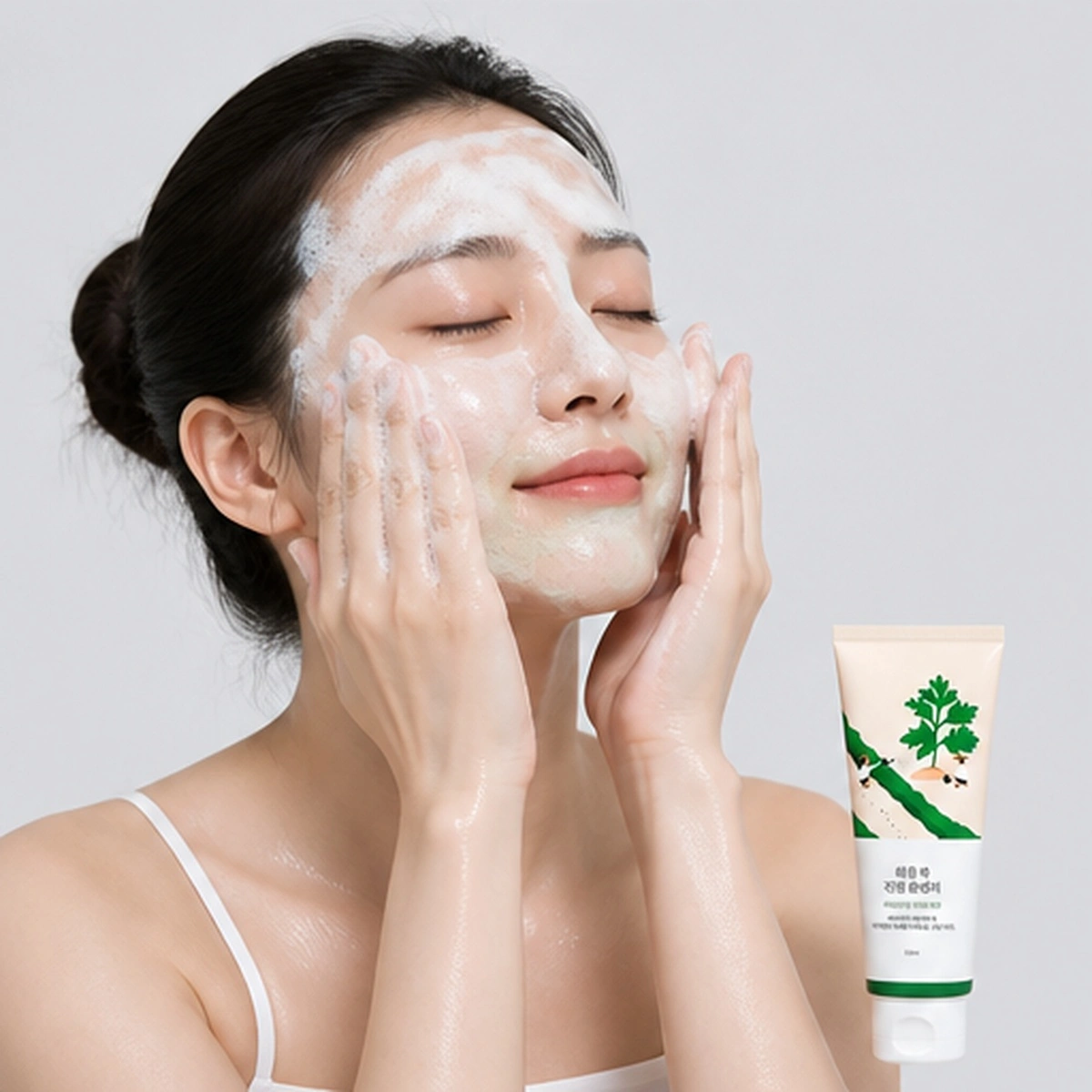 ROUND LAB Успокаивающая пенка для умывания с полынью Round Lab Mugwort Calming Cleanser, 150 мл