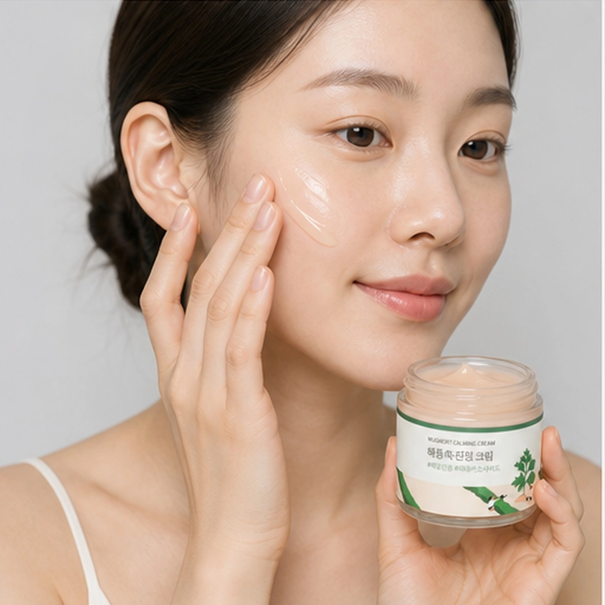 Купить Лёгкий успокаивающий крем с полынью Round Lab Mugwort Calming Cream, 80 мл ROUND LAB Лёгкий успокаивающий крем с полынью Round Lab Mugwort Calming Cream, 80 мл